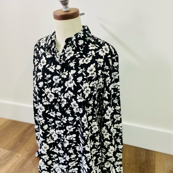 CYBER SALE🕊️Liz claiborne black floral button down oversized layering blouse - Picture 3 of 9